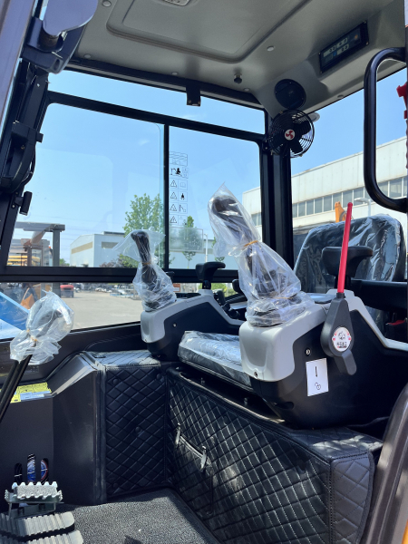 Мини-экскаватор QUADTRAC E28 PRO (2.8т, кабина, квикаплер, бур, 3 ковша, кондиционер, гидроприжим)