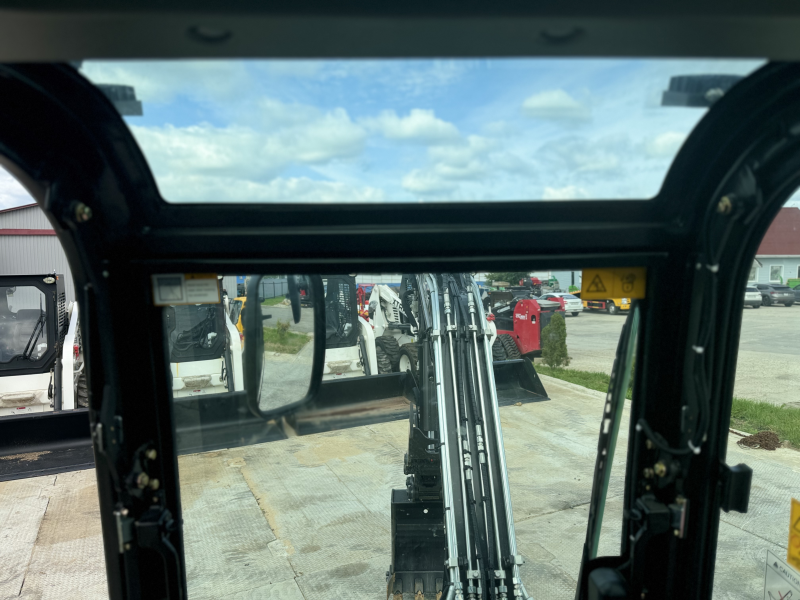 Мини-экскаватор QUADTRAC E40 PRO (4т, кабина, A/C, квикаплер, бур, 3 ковша)