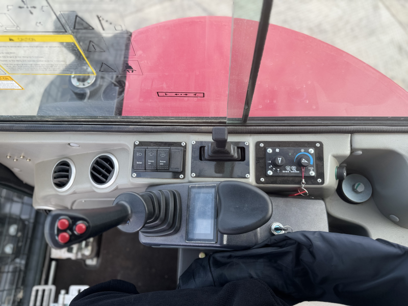 Мини-экскаватор QUADTRAC E40 PRO (4т, кабина, A/C, квикаплер, бур, 3 ковша)