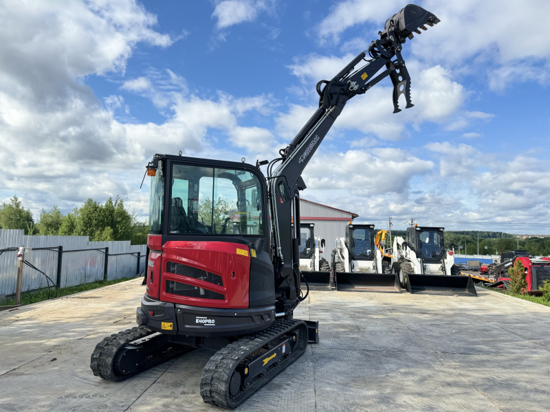 Мини-экскаватор QUADTRAC E40 PRO (4т, кабина, A/C, квикаплер, бур, 3 ковша)