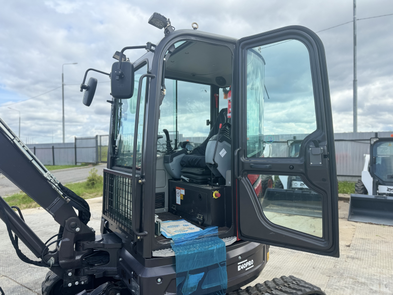 Мини-экскаватор QUADTRAC E40 PRO (4т, кабина, A/C, квикаплер, бур, 3 ковша. Гидравлический прижим)