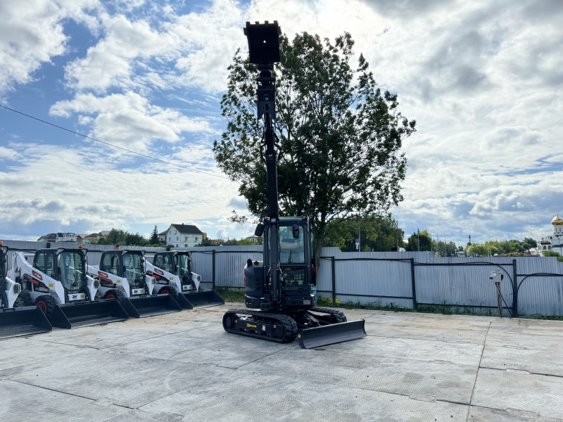 Мини-экскаватор QUADTRAC E40 PRO (4т, кабина, A/C, квикаплер, бур, 3 ковша. Гидравлический прижим)