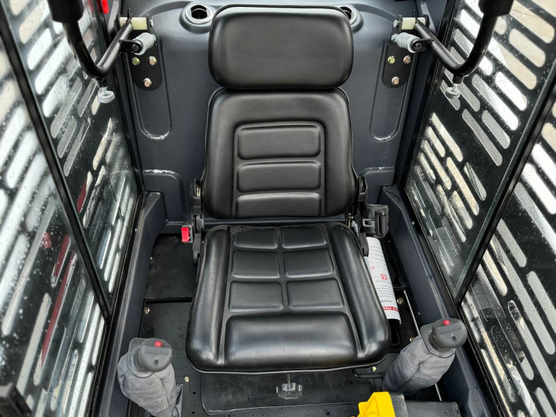 Мини-погрузчик XTRAC S8 (850 кг) HV Market